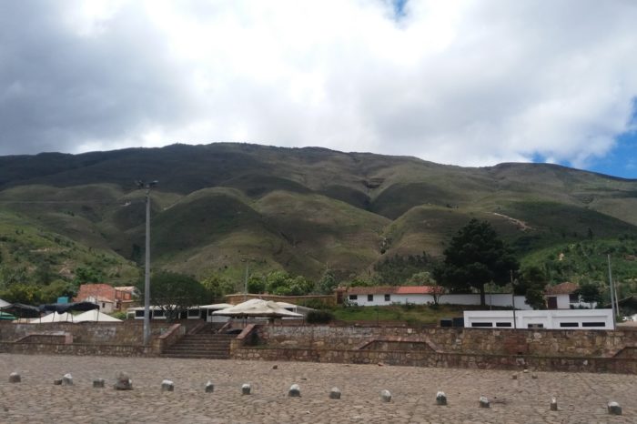 Morro Negro, desde la plaza de mercado de Villa de Leyva, Boyacá