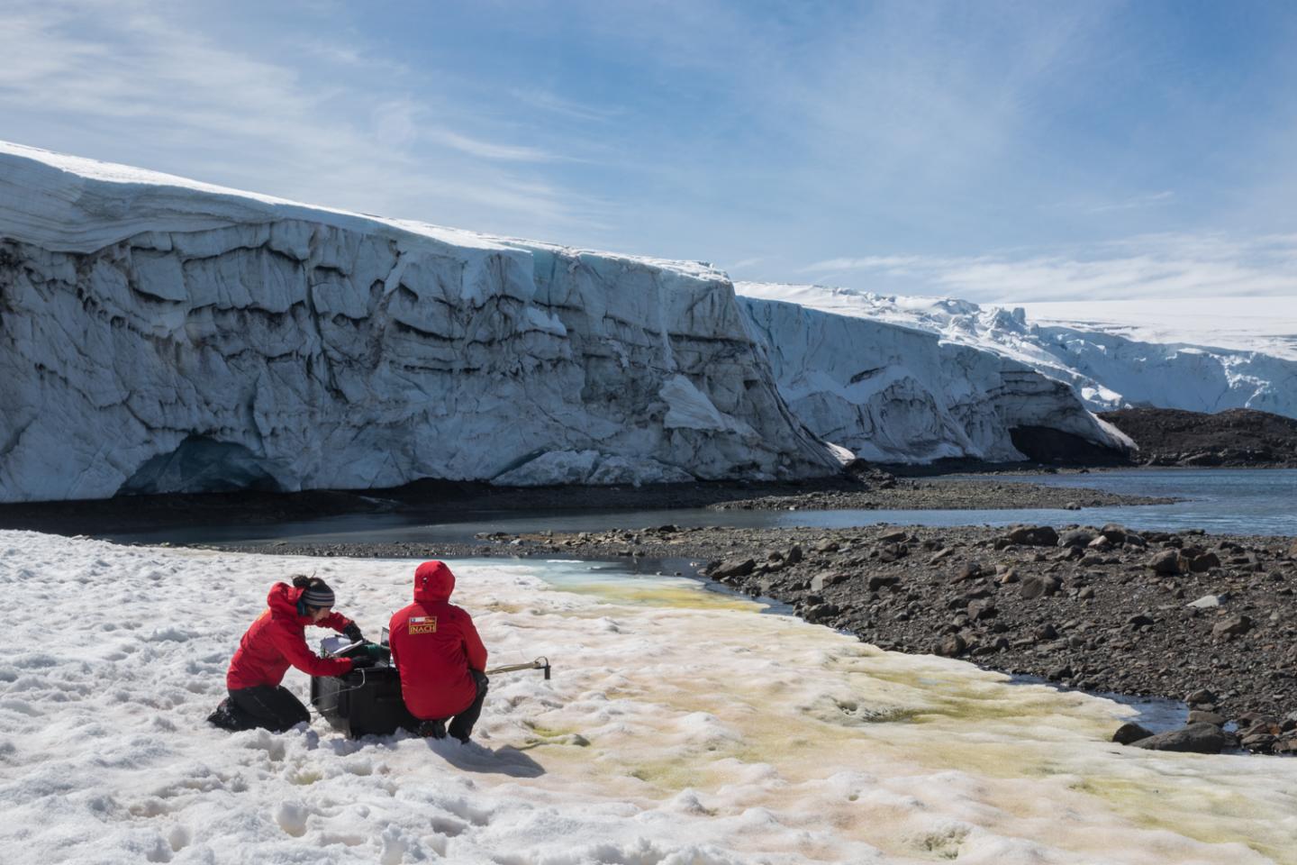 Alia Khan y su colega chileno Edgardo Sepúlveda realizan mediciones de albedo frente al glaciar Collins/Gonzalo Barrera