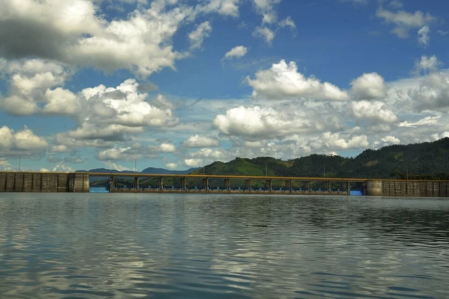 La represa de Urrá, construida en la parte alta del río Sinú, en el departamento de Córdoba, en el Caribe colombiano, ha dejado gran desplazamiento de indígenas y campesinos que vivían en las áreas ahora ocupadas por la hidroeléctrica. Créditos: Agencia de Noticias Universidad Nacional de Colombia