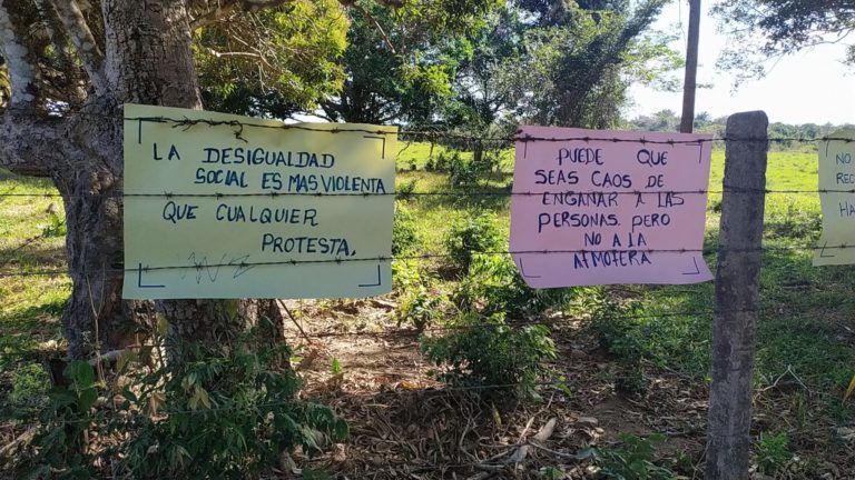 Con arengas como “no hay escasez de recursos, hay escasez de conciencia”, decenas de familias exigieron el pago de compensaciones por modificación del paisaje. Foto: Cortesía de la periodista Martha Cifuentes.