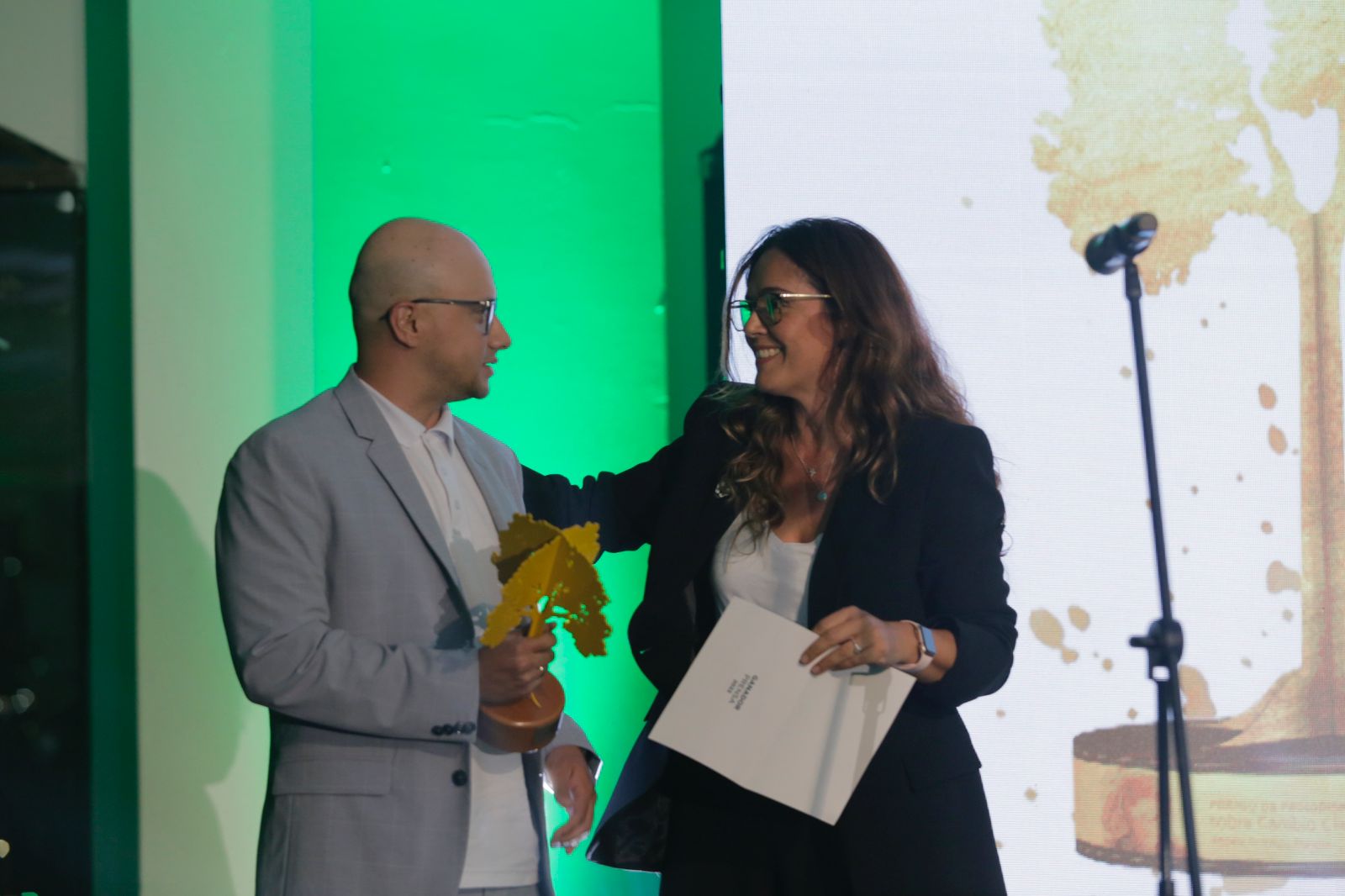 Juan Felipe Zuleta, El Colombiano, recibe el premio de Adriana Ochoa, directora Corporativa de ISA.