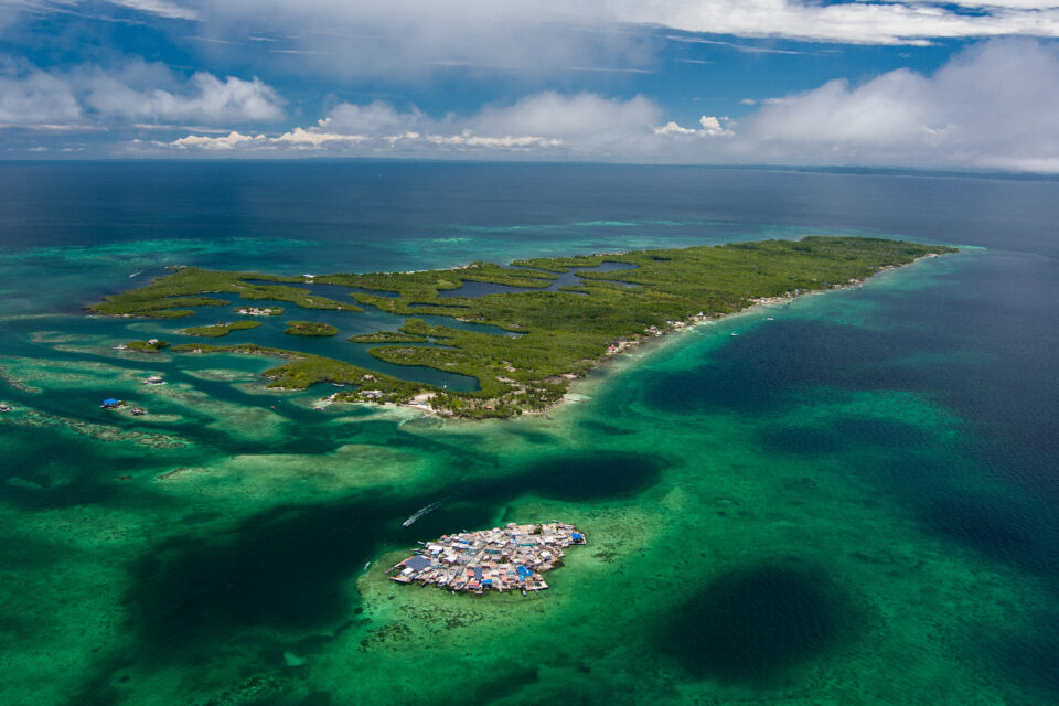 Desde Santa Cruz del Islote, isla artificial en el archipiélago de San Bernardo, se realizan las ventas de lotes par posteriores ocupaciones en la Isla Tintipán. Imagen: Ignacio Galán