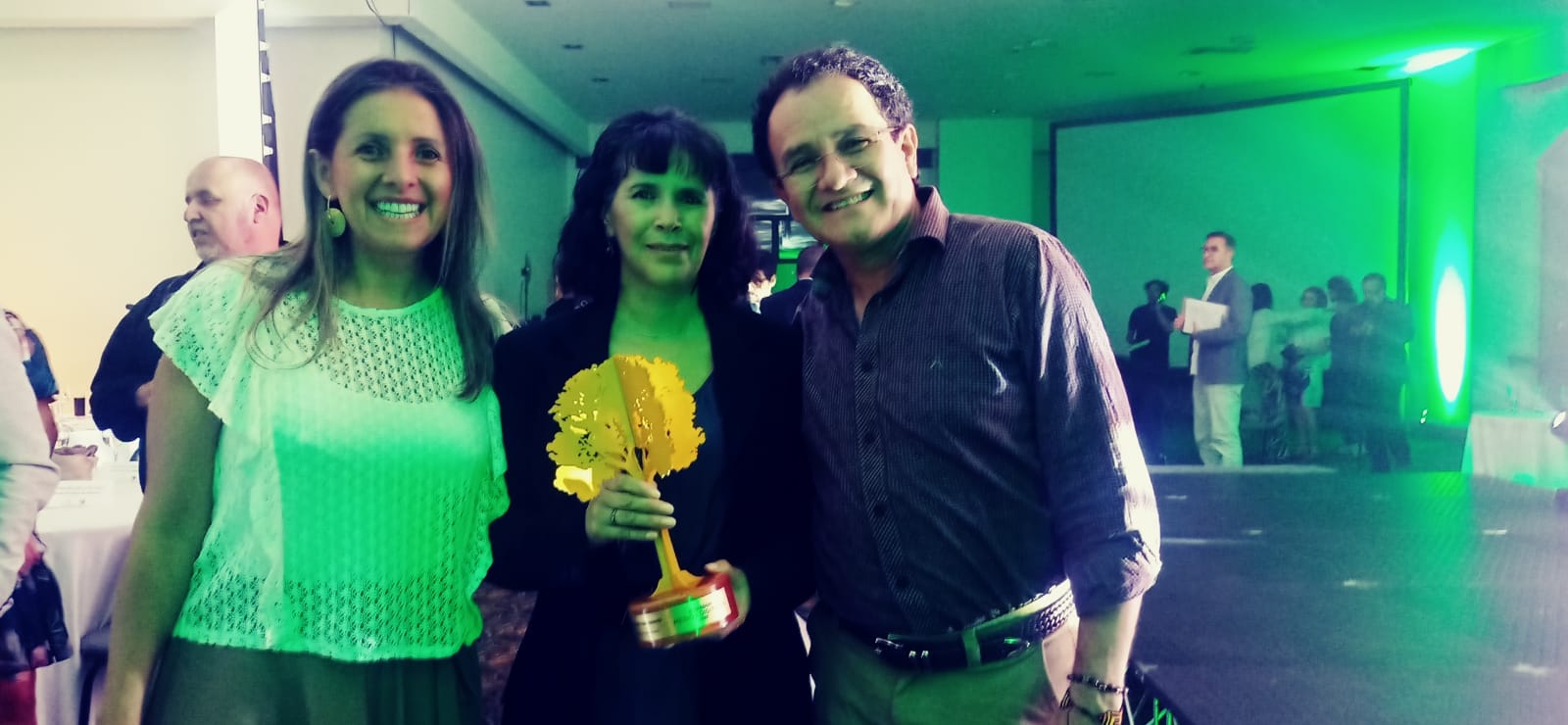 Jurados: Natalia Orozco periodista DW y el fotógrafo Jesús Abad Colorado, con Olga Cecilia Guerrero de Red Prensa Verde, durante la ceremonia del Premio de Periodismo sobre Cambio climático, en Medellín.