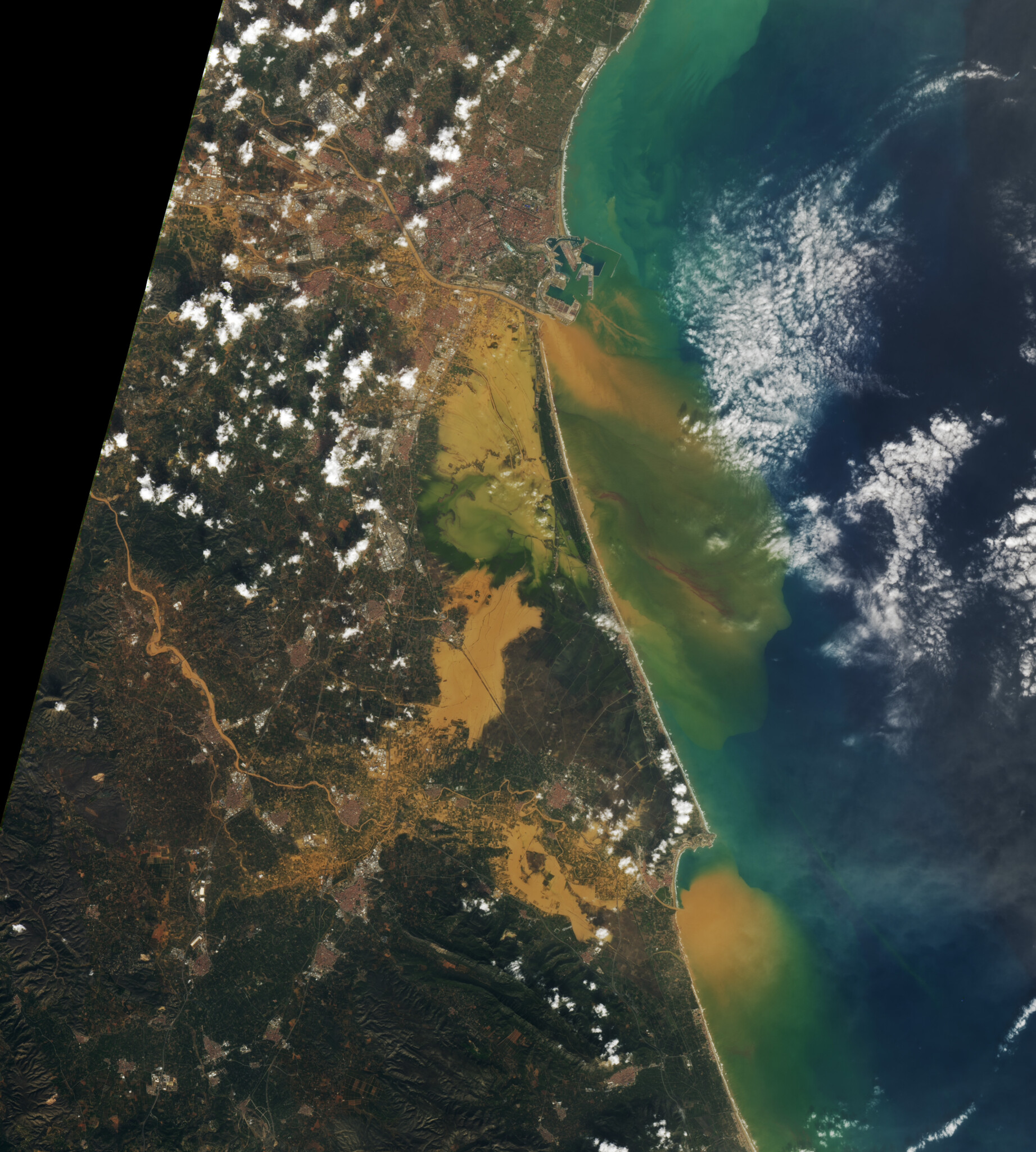 Inundaciaones del 29 de octubre de 2024 captadas por OLI (Operational Land Imager) del satélite Landsat 8 / NASA.