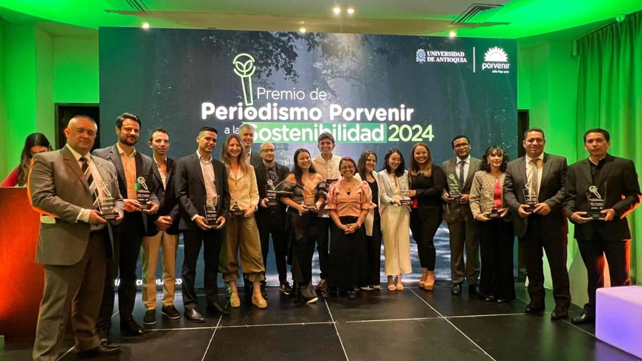 Grupo de doce finalistas de la tercera versión del Premio de Periodismo Porvenir a la Sostenibilidad 2024, entregado el 27 de noviembre en Medellín, Colombia. 