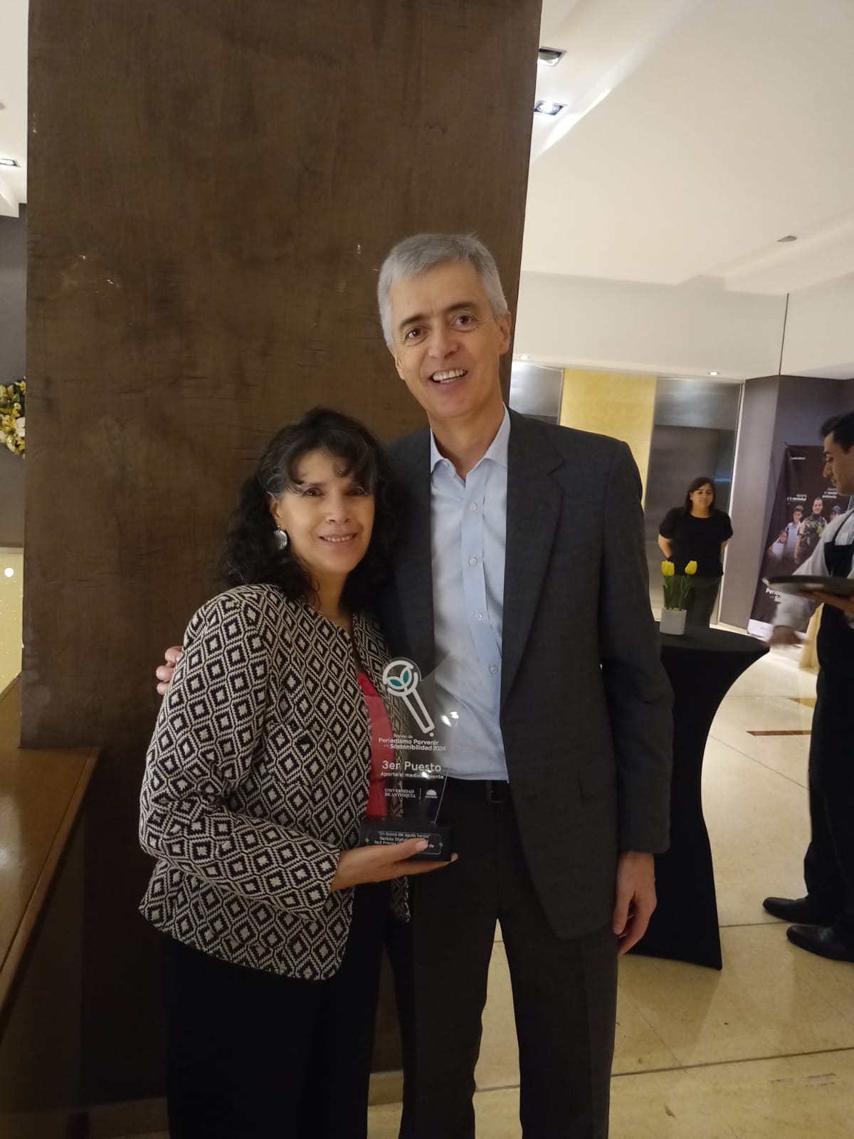 Olga Cecilia Guerrero y el Presidente de Porvenir, Miguel Largacha Martínez, durante la ceremonia de premiación. 