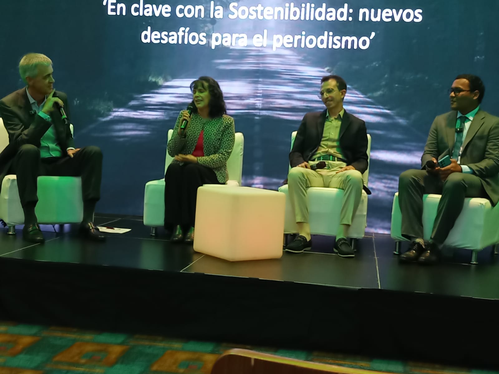 Miguel Largacha Martínez, presidente de Porvenir, junto a los finalistas Juan Camilo Hernández, Cristian Alfredo Agámez Pájaro y Olga Cecilia Guerrero.