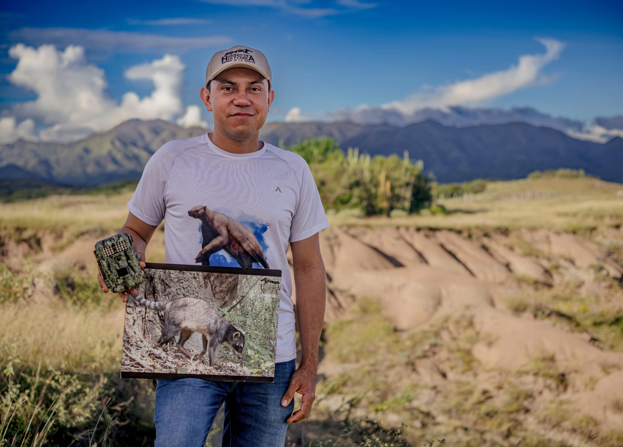 Ganadora en rostros de la conservación Fundación Vigías del Patrimonio Paleontológico de la Tatacoa de Villavieja. Mensaje: Andrés Felipe Vanegas y los Vigías del Patrimonio Paleontológico documentan con fototrampeo la biodiversidad del Desierto de la Tatacoa, fortaleciendo la conservación con campañas educativas y exhibiciones visitadas por miles de turistas y locales. Su trabajo inspira apropiación social, conectando comunidad y naturaleza en la protección de este ecosistema único.