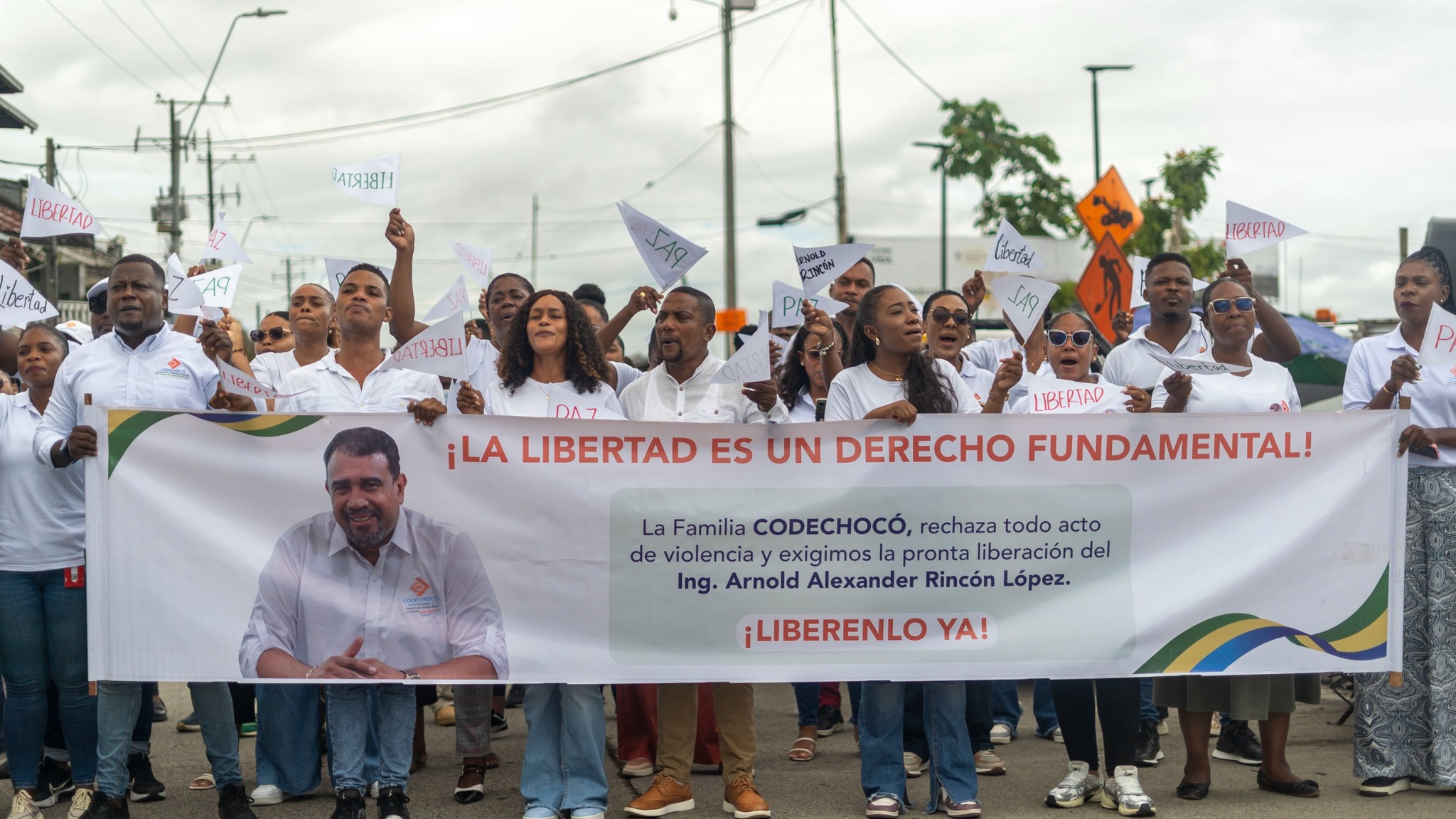 Uno de los plantones en Quindó, donde se pidió la liberación del Director de Codechocó. Imagen: Codechocó.
