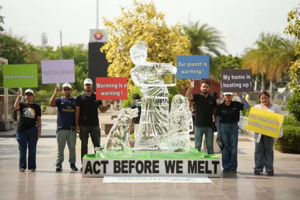 La organización Greenpeace colocó una escultura de hielo (Mujer, niña y mascota) en Delhi, con la consigna "Actúen antes de que nos derritamos", para llamar la atención sobre la urgencia de tomar medidas ante las olas de calor. Una nueva investigación asigna a las empresas de combustibles fósiles y cemento una gran responsabilidad por esos fenómenos cada vez más frecuentes e intensos. Imagen: Greenpeace