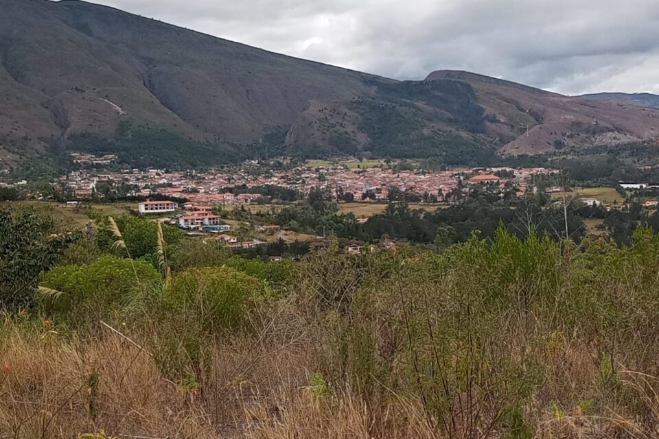 Morro negro al fondo de Villa de Leyva, Boyacá. Imagen: Olga C. Guerrero / RPV