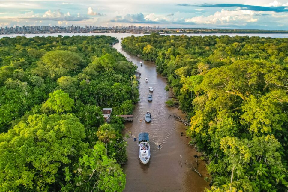 Un comité presidencial brasileño navega hacia la isla de Combu, en la ciudad amazónica de Belém. Delegaciones internacionales llegarán a la ciudad este mes para las negociaciones climáticas de la COP30 (Imagen: Ricardo Stuckert / Presidência da República / Agência Brasil)