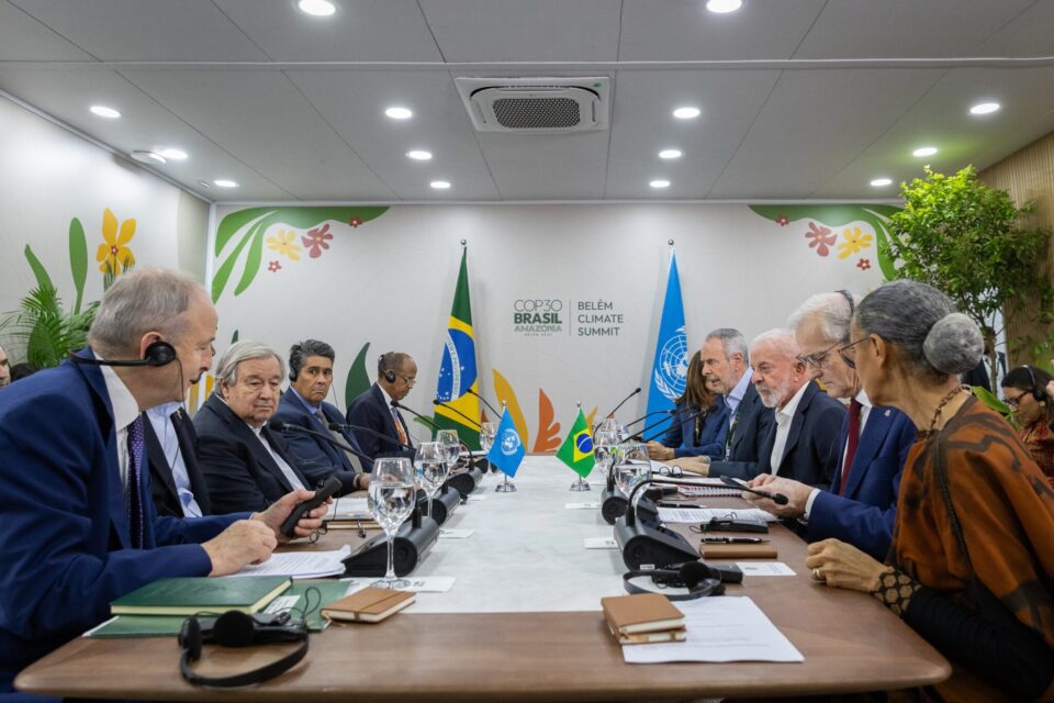 Mesa redonda sobre adaptación celebrada el 7 de noviembre de 2025 en la COP30, con Lula da Silva (tercero a la derecha) y la ministra de Medioambiente de Brasil, Marina Silva (primera a la derecha), entre los asistentes. La cumbre se suele llamar “la COP de la adaptación” (Imagen: Kiara Worth / UN Climate Change, CC BY-NC-SA).