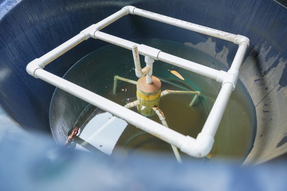 Con filtros como este se mejoran las condiciones ambientales en fincas del sur del Huila.