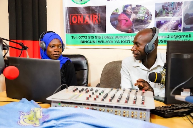 Amina Mohamed y Hassan Vuai Saburi, presentadores de la radio comunitaria Kati Radio de Zanzíbar, el archipiélago de Tanzania, presentan un programa matutino para concienciar a las comunidades sobre la importancia de proteger los entornos costeros y así combatir el cambio climático. Imagen: Kizito Makoye / IPS