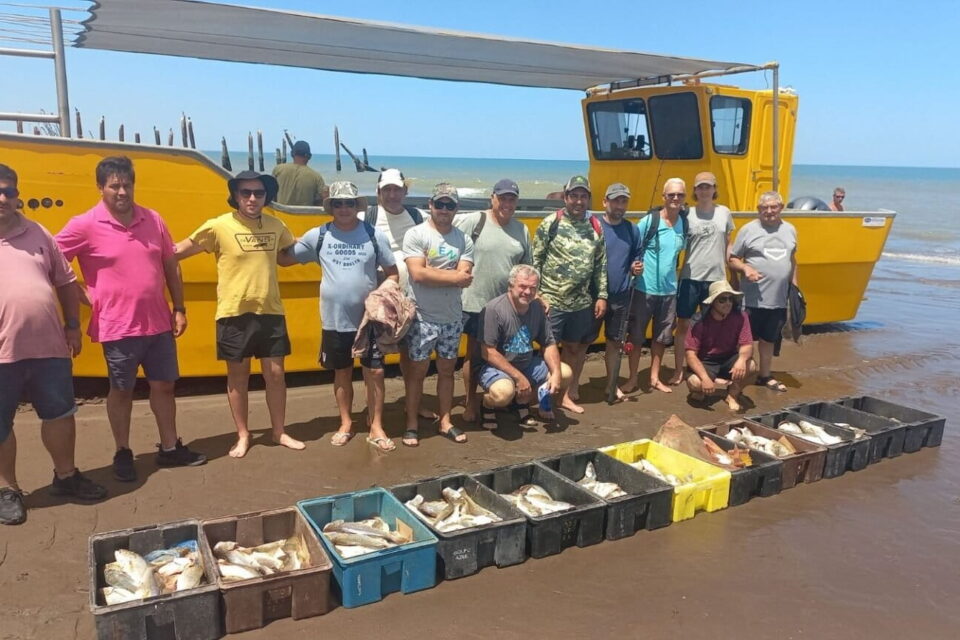 Pescadores argentinos junto al equipo de ECO-SOB y Andrés Jaureguizar. Foto: cortesía Jumara Films