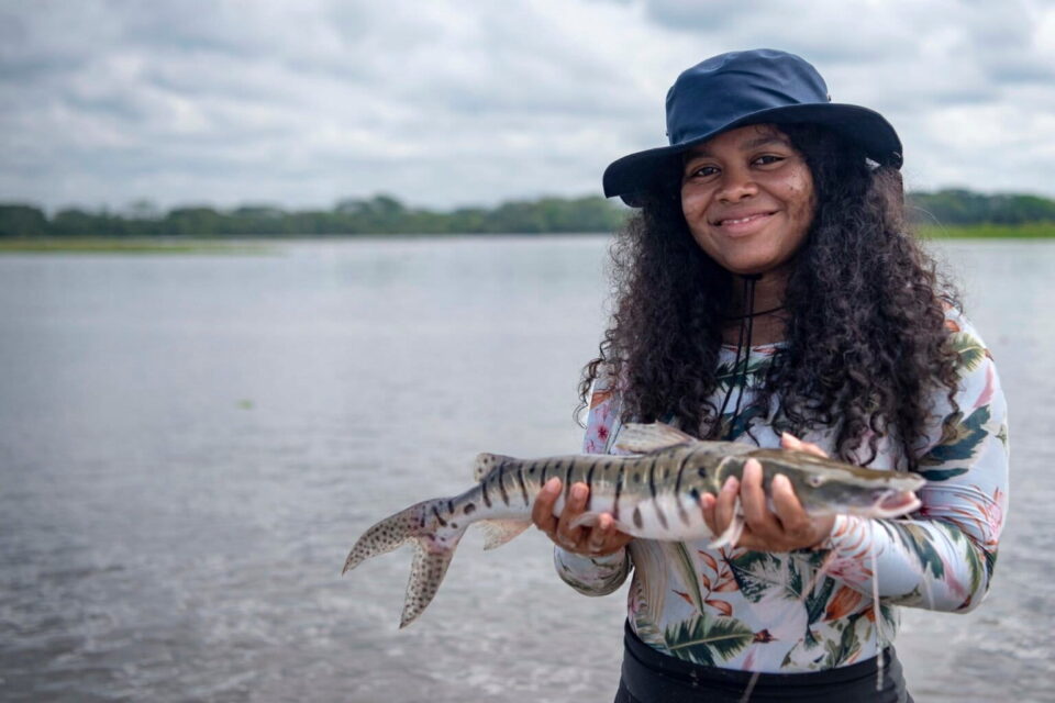 Yuvelis Morales Blanco muestra un pez capturado en un recorrido con pescadores por el río Magdalena. Foto: cortesía Christian Escobar Mora.