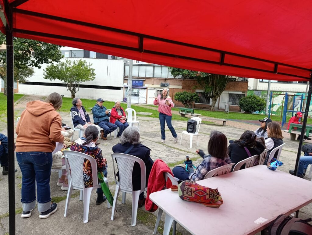 Cuenta cuentos en el parque Navarra de Bogotá. Imagen: RPV