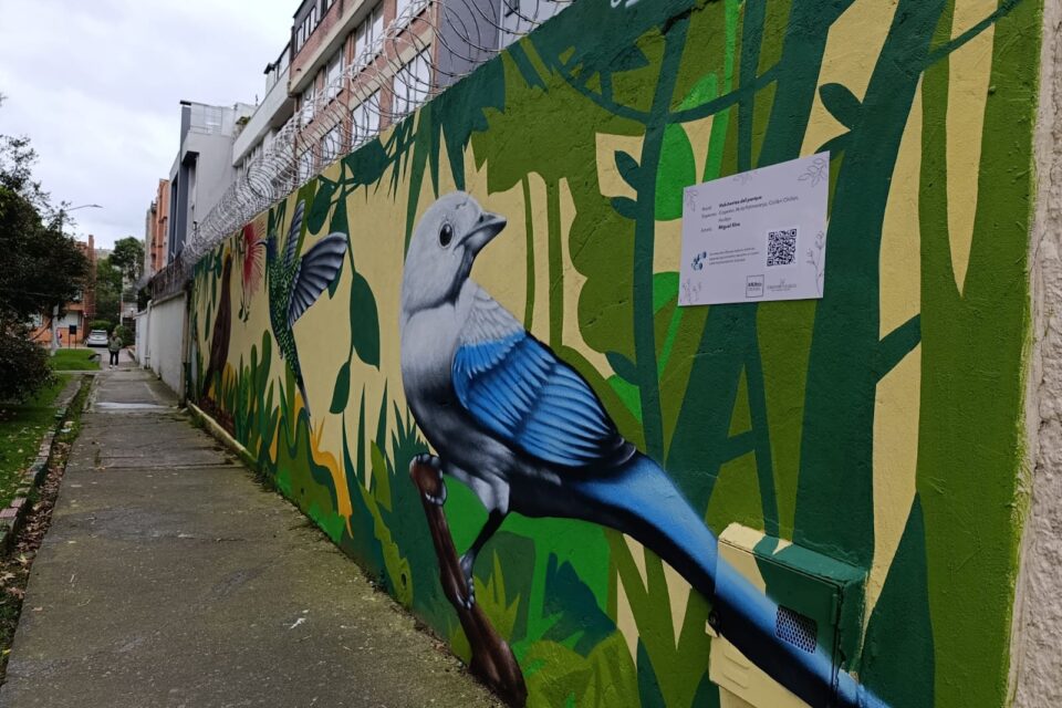Mural del artista Brayam sobre la biodiversidad del parque navarra en Bogotá. Imagen: RPV