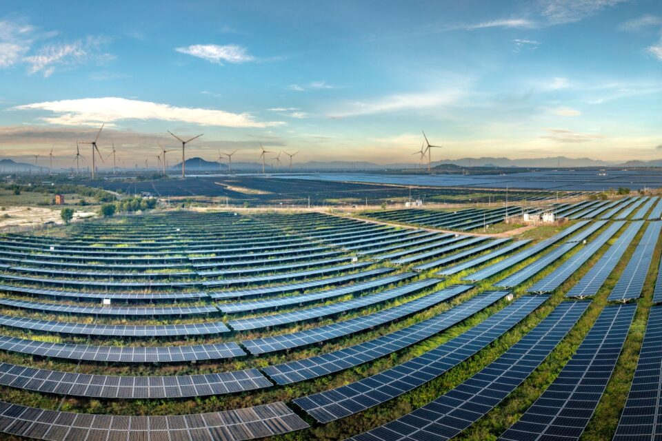 Impulsar el crecimiento de las energías renovables, la movilidad eléctrica y el abandono de los combustibles fósiles requiere grandes cantidades de minerales. Foto: Pexels/Quang Nguyen Vinh.