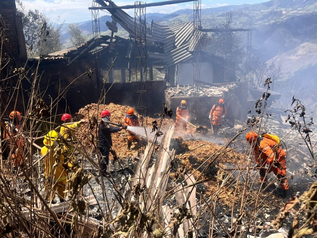En Ancuyá, Nariño, bomberos apagan un trapiche. Foto: Gobernación de Nariño.