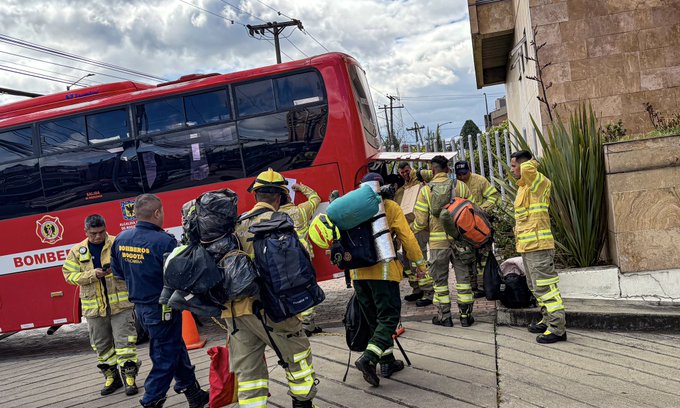 Al cierre de esta edición, 25 de agosto, la Alcaldía de Bogotá enviaba 15 bomberos más para reforzar las acciones en los municipios del Tolima. Al cierre de esta edición, 25 de agosto, la Alcaldía de Bogotá enviaba 15 bomberos más para reforzar las acciones en los municipios del Tolima. Imagen: Alcaldía de Bogotá.