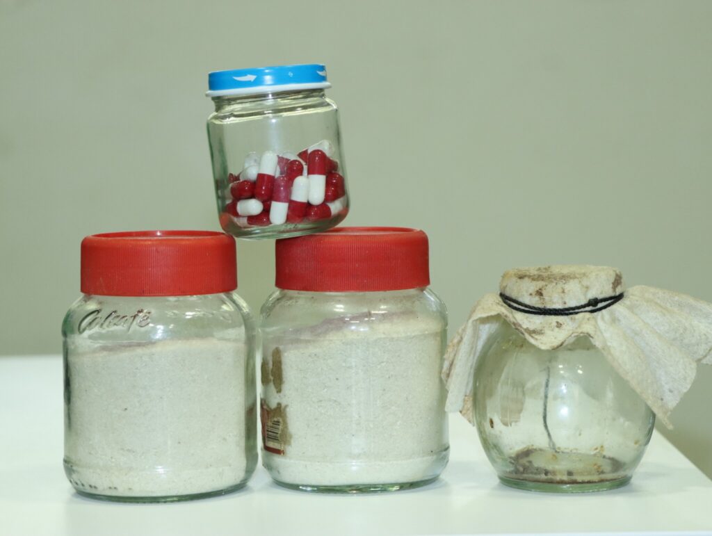 Polvo de huesos de cascabel decomisado, con el que fabricaban las píldoras. Foto: CAM.
