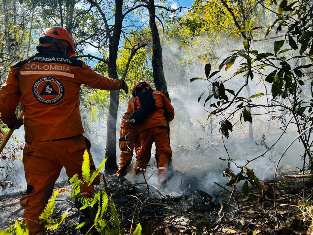 Defensa Civil apaga el fuego en una vereda de Ocaña, Norte de Santander. Imagen: Defensa Civil.