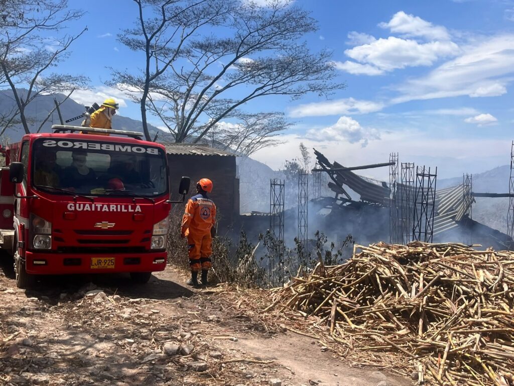 El cuerpo de Bomberos de Guaitarilla ataca las llamas en un trapiche de Ancayá. Imagen Gobernación de Nariño.