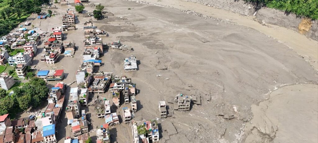 El lodo que provocó el deshielo arrasó y cubrió los pisos bajos en poblaciones del distrito de Rasuwa, en el norte de Nepal, fronterizo con Tíbet. Imagen: Unicef.