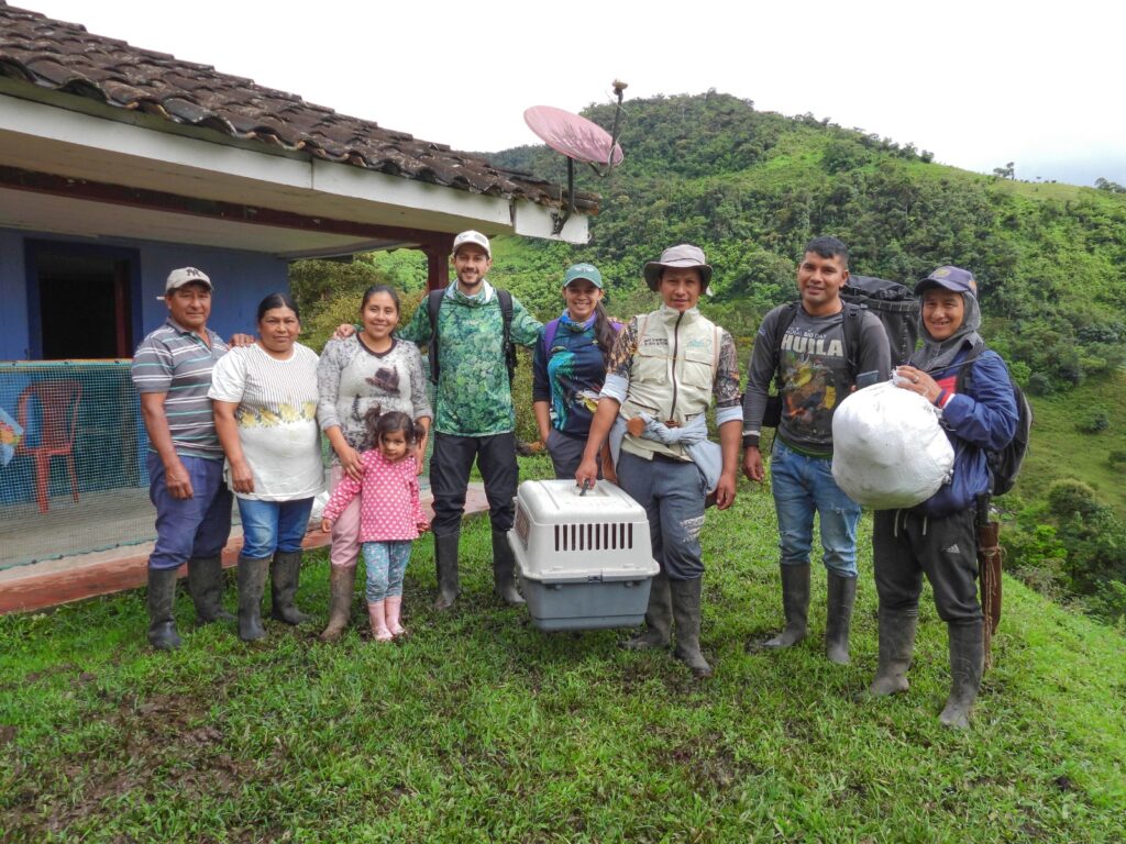 Parte del equipo de biólogos, veterinarios y comunidad que logró retornar el ave a su nido. Imagen CAM.