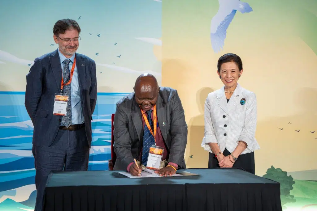 Martin Harper, director ejecutivo de BirdLife International, Paul Matiku, director Ejecutivo, Nature Kenya  y la Princesa Takamado de Japón, firman la Declaratoria de Nairobi.
