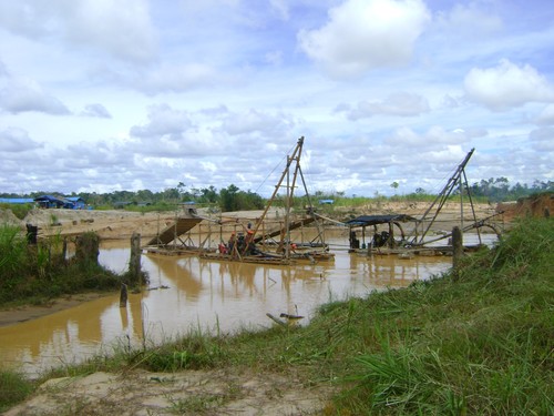 Minería actual en la Amazonía peruana causa más daño que la de décadas pasadas