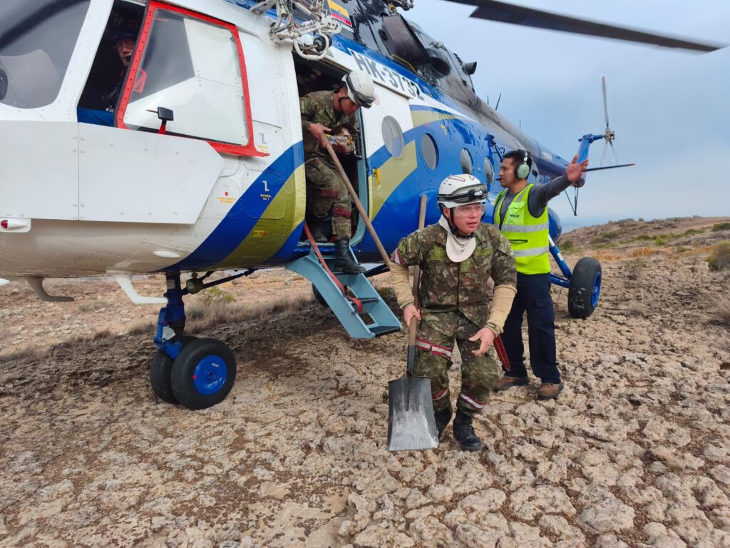 El helicópero traslada el personal en el Cerro de San Marcos de Villa de Leyva. Imagen: UNGRD