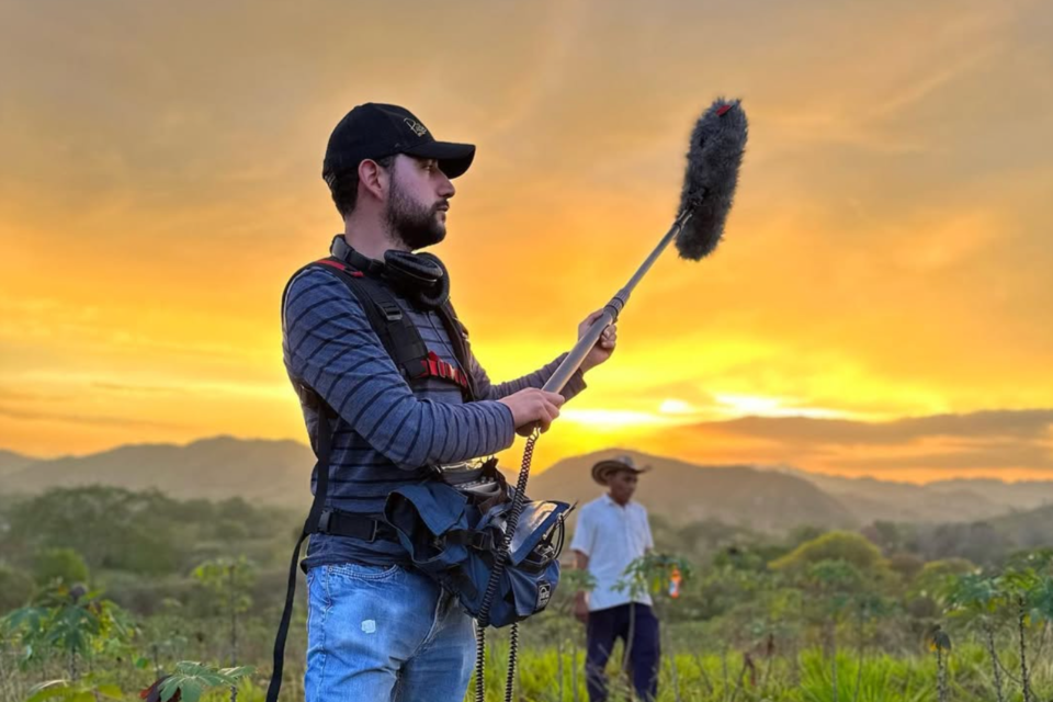 El sonidista Sebastián Martínez durante las grabaciones en el Caribe colombiano. Foto: cortesía Sebastián Martínez