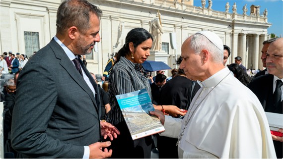 El papa León XIV recibe documentación sobre el mercurio en la Amazonía. Foto: Vatican Media